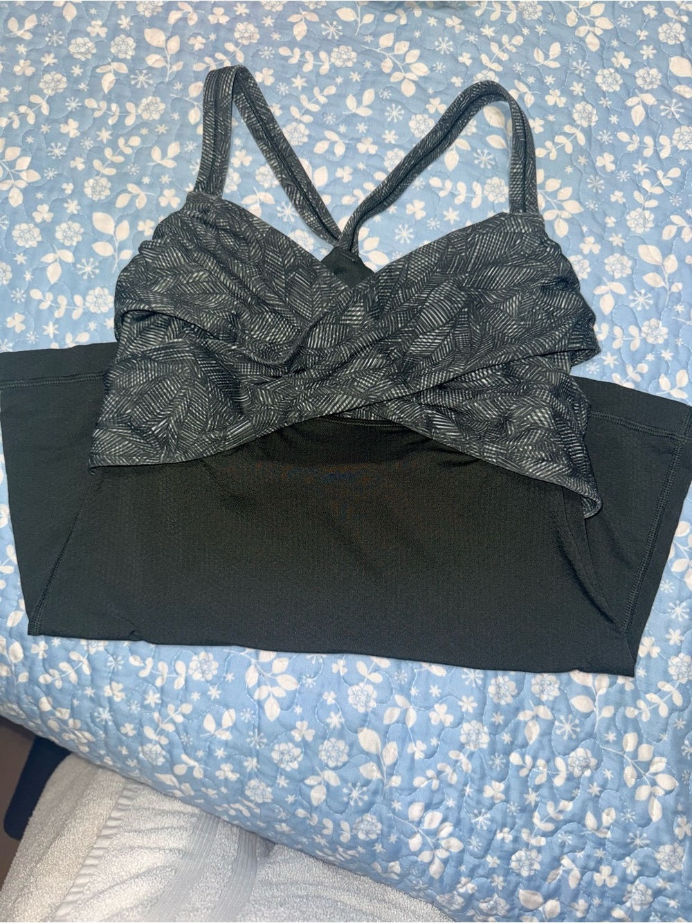 Lululemon wrap it up tank size 6 black white and gator green